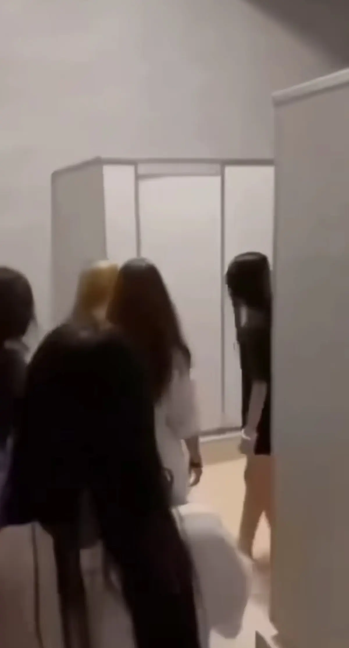 《厕所保卫战女生原视频》全片免费在线看，4K超高清画质，百度云/夸克/迅雷/UC/阿里云网盘资源下载