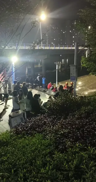 《湖南宁乡任福路小伙百人战》视频1080P高清无删减在线免费观看-湖南宁乡任福路小伙百人战视频完整版百度云/夸克网盘资源下载