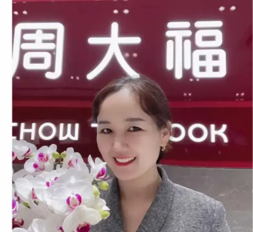 直击《周大福盐城射阳门店事件》一拖三现场，高清回顾事件全貌 - 周大福盐城射阳门店事件细节全知晓