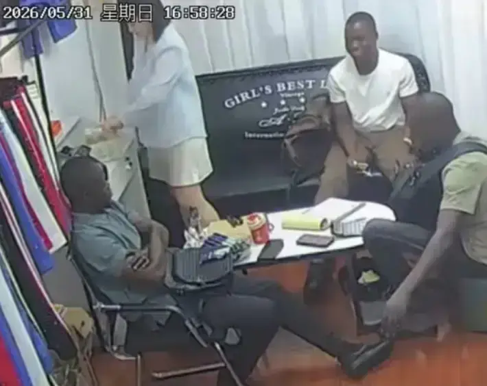 快看！《三个黑人买衣服》完整视角曝光 美女老板娘回应这单生意 全网热搜无删减《三个黑人买衣服》流畅播放