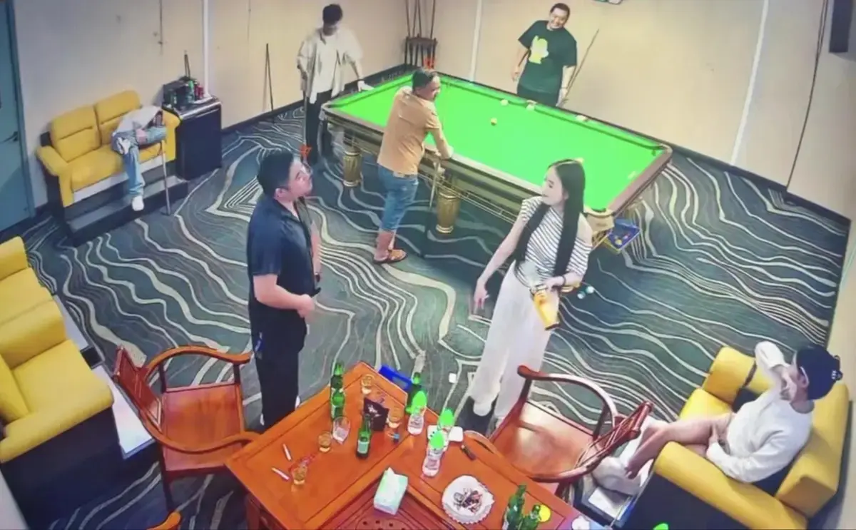 免费看《海口台球厅2V5》男女对战现场监控，1080P高清无删减，流畅不卡顿在线播放！