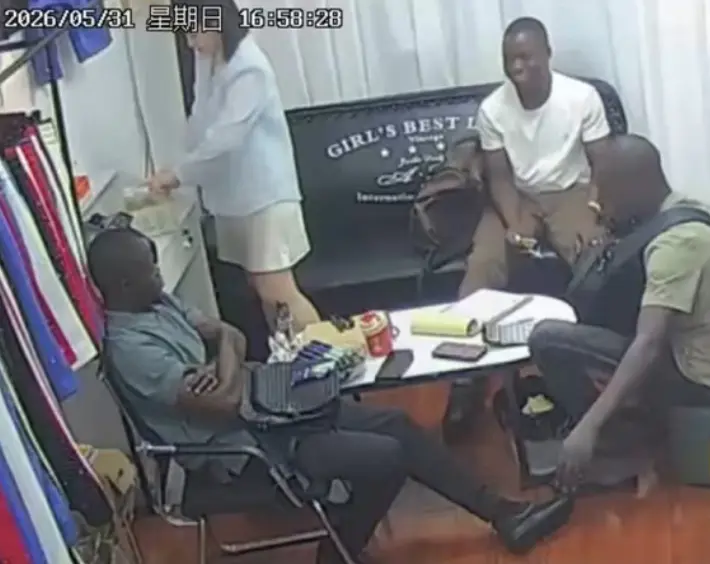 聚焦《三个黑人买衣服 》，三英战吕布情节超燃，美女老板娘风采尽显，服装店监控带你一探究竟，1080P高清画质！
